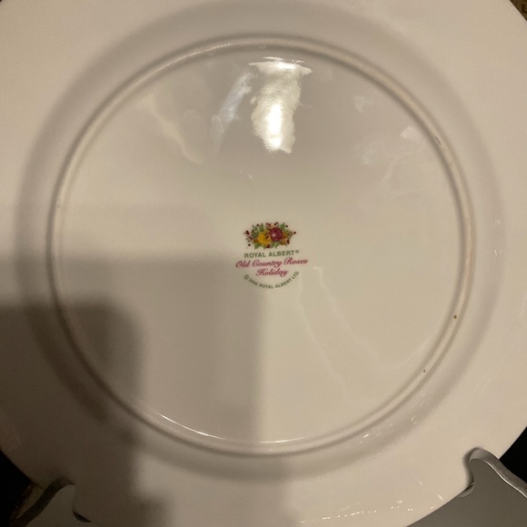 Holiday” Christmas Old Country Roses  4 New Dinner Plates by Royal Albert - Picture 3 of 7